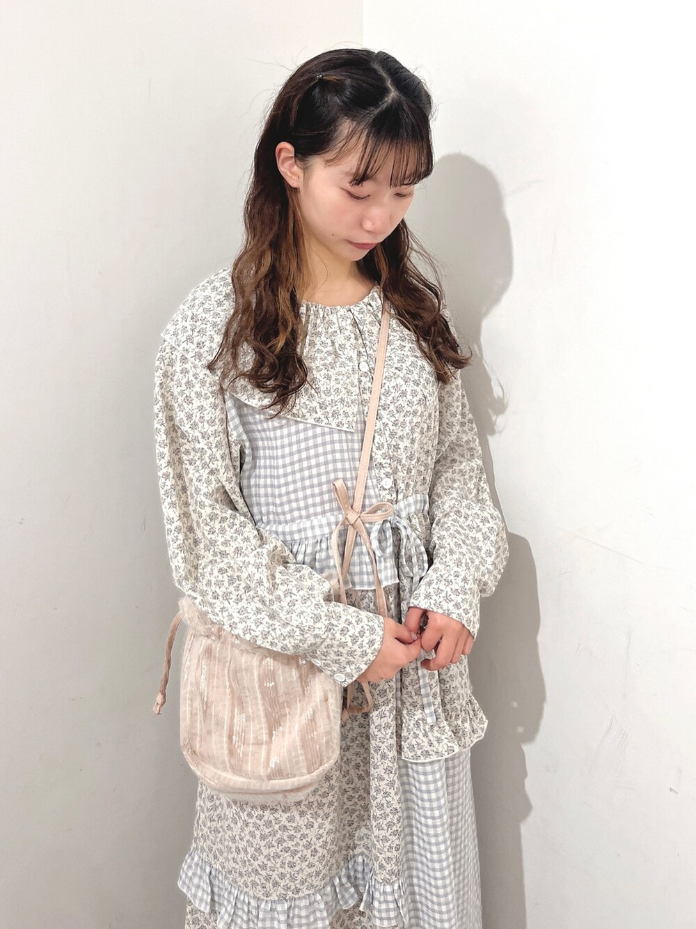 ホワイト系のシャツ/ブラウス、ブルー系のワンピース、ピンク系のショルダーバッグを着用したレディースの春コーディネートの9枚目の写真