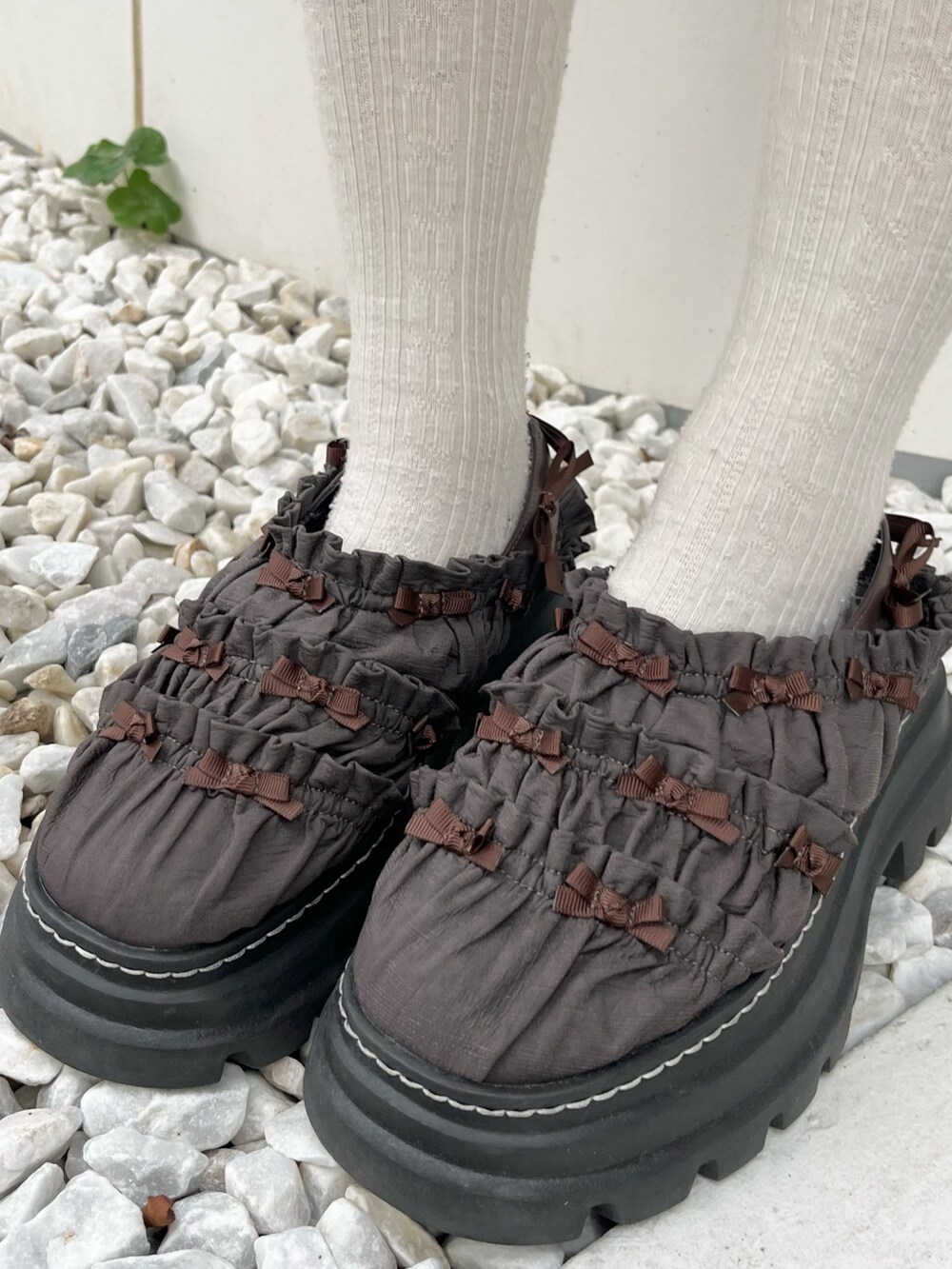 ホワイト系のニット/セーター、ホワイト系のスカート、ベージュ系のショルダーバッグを着用したレディースの秋コーディネートの8枚目の写真