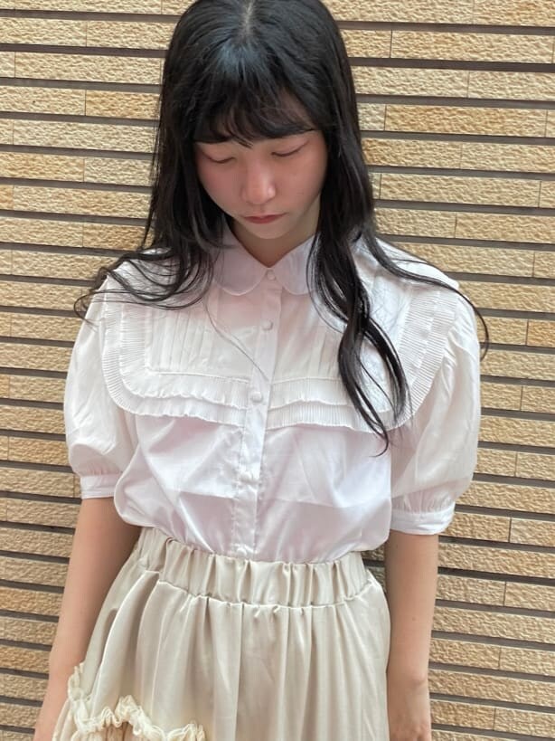 ホワイト系のシャツ/ブラウス、ホワイト系のスカート、ホワイト系のスニーカーを着用したレディースの夏コーディネートの6枚目の写真