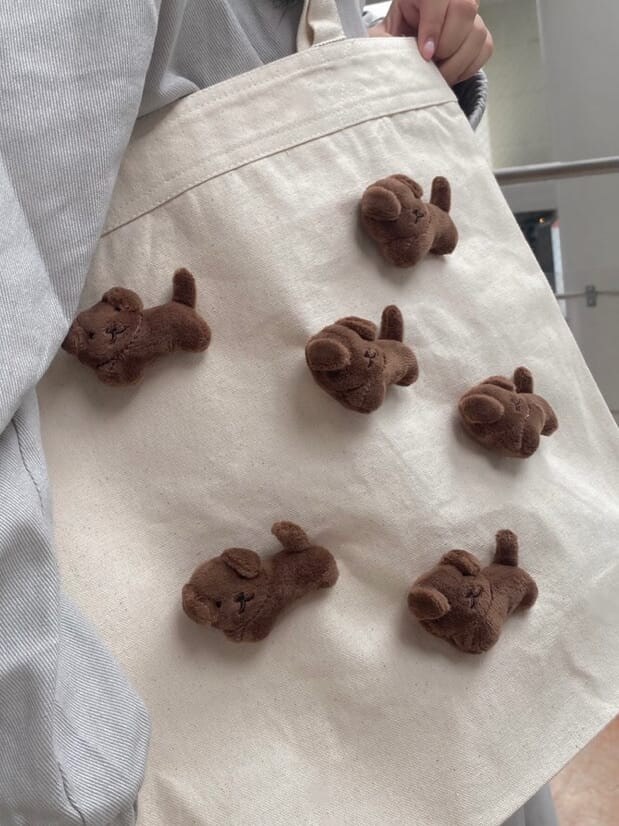 ベージュ系のワンピース、ピンク系のスニーカー、ホワイト系のトートバッグを着用したレディースの夏コーディネートの9枚目の写真