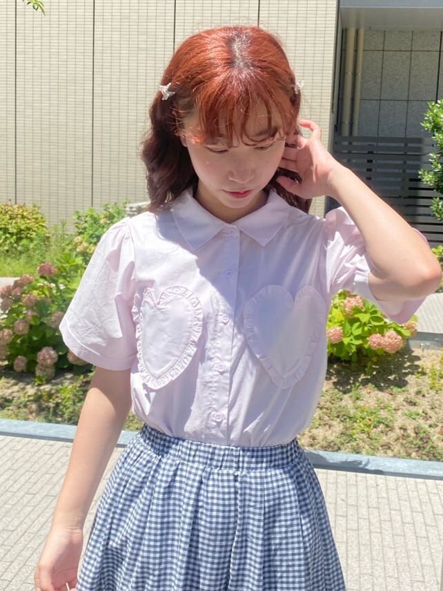 ホワイト系のローファー、ピンク系のシャツ/ブラウス、ブラック系のスカートを着用したレディースの夏コーディネートの4枚目の写真