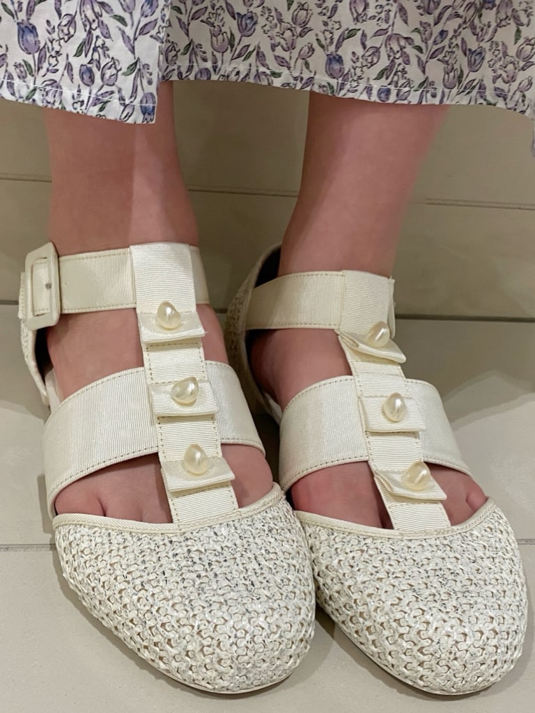 ホワイト系のパンプス、パープル系のワンピース、ホワイト系のその他雑貨を着用したレディースの春コーディネートの6枚目の写真