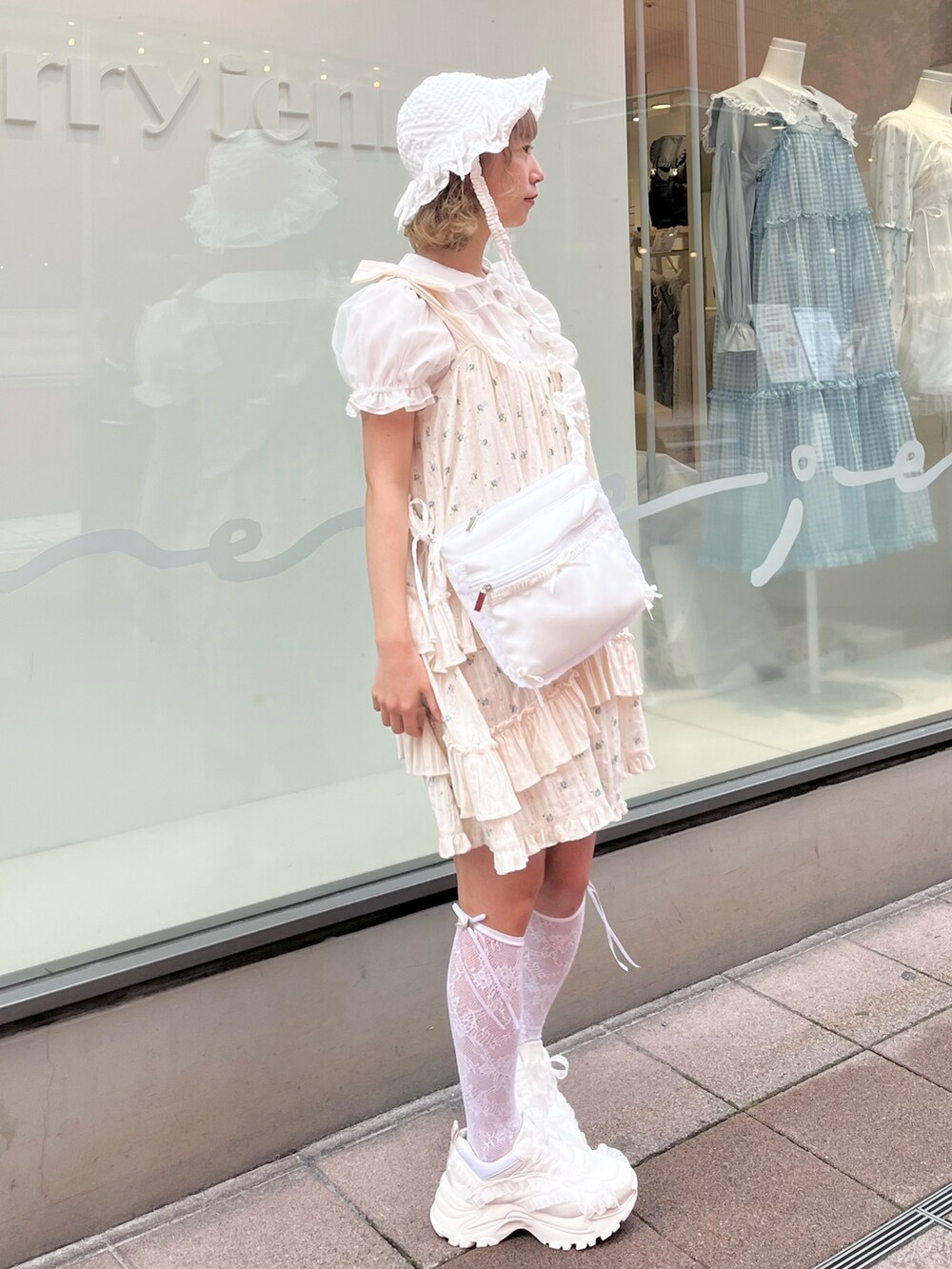 ホワイト系のシャツ/ブラウス、ブルー系のワンピース、ホワイト系のショルダーバッグを着用したレディースの春コーディネートの4枚目の写真