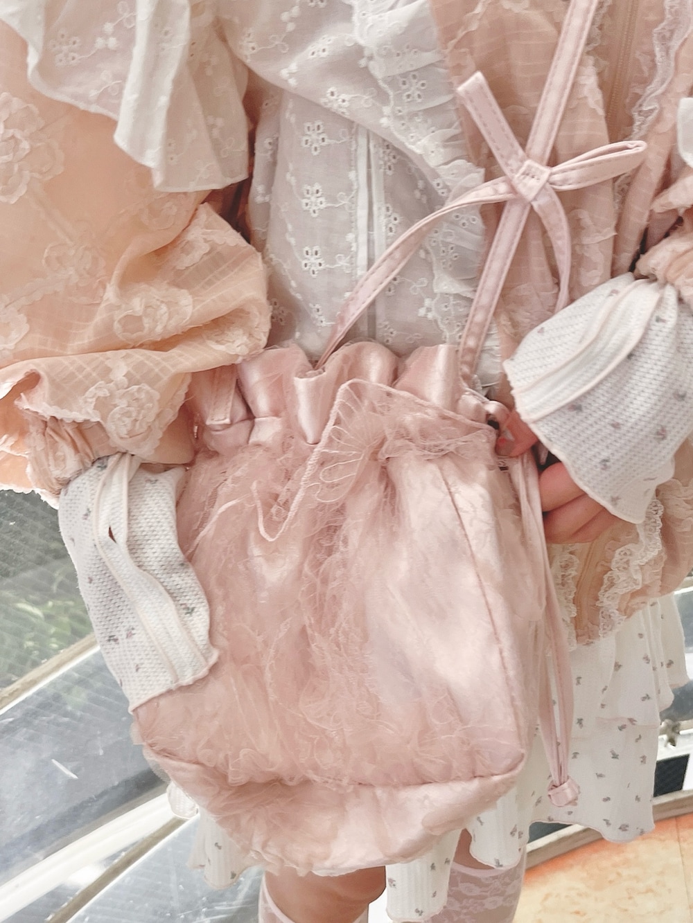 ピンク系のTシャツ/カットソー、ピンク系のワンピース、ピンク系のブルゾンを着用したレディースの夏コーディネートの9枚目の写真