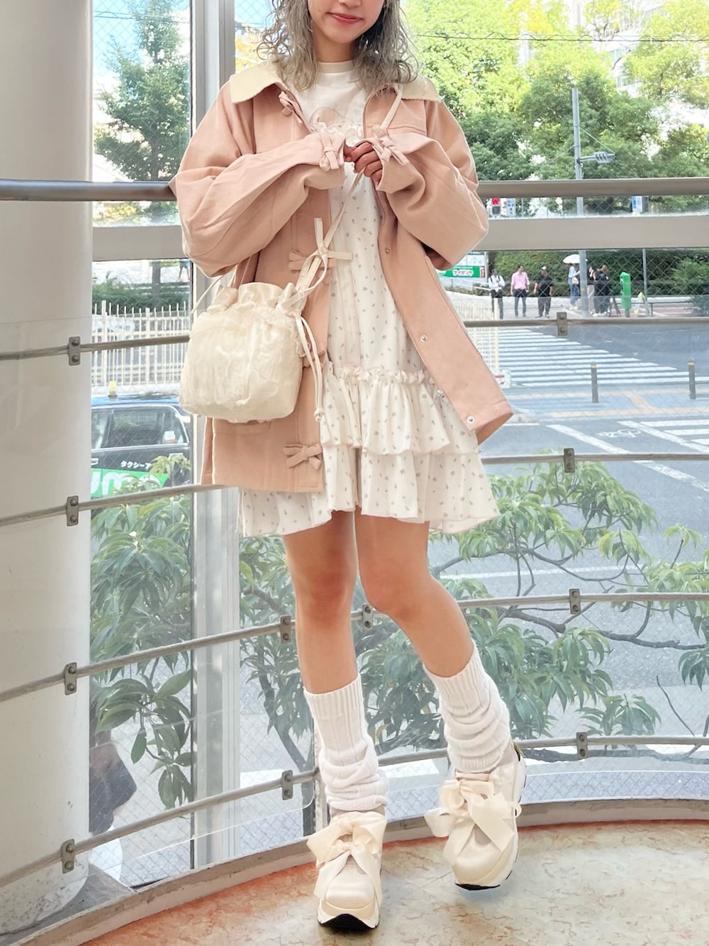 ピンク系のブルゾン、ベージュ系のTシャツ/カットソー、ピンク系のワンピースを着用したレディースの秋コーディネートの5枚目の写真