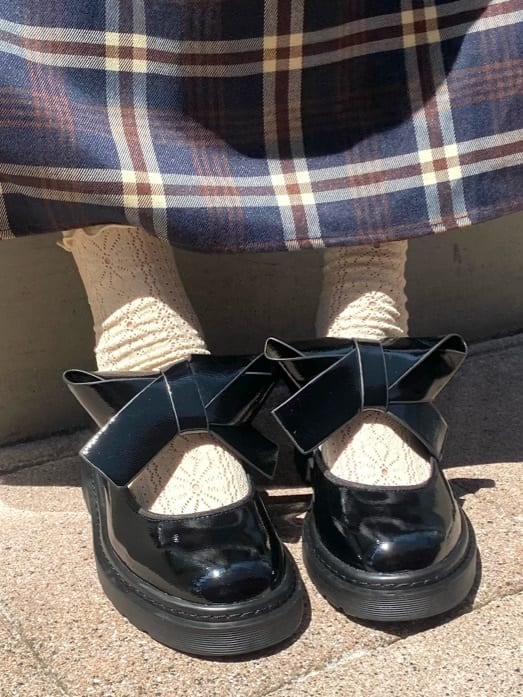 ブルー系のワンピース、ホワイト系のシャツ/ブラウス、ブラック系のその他シューズを着用したレディースの夏コーディネートの6枚目の写真