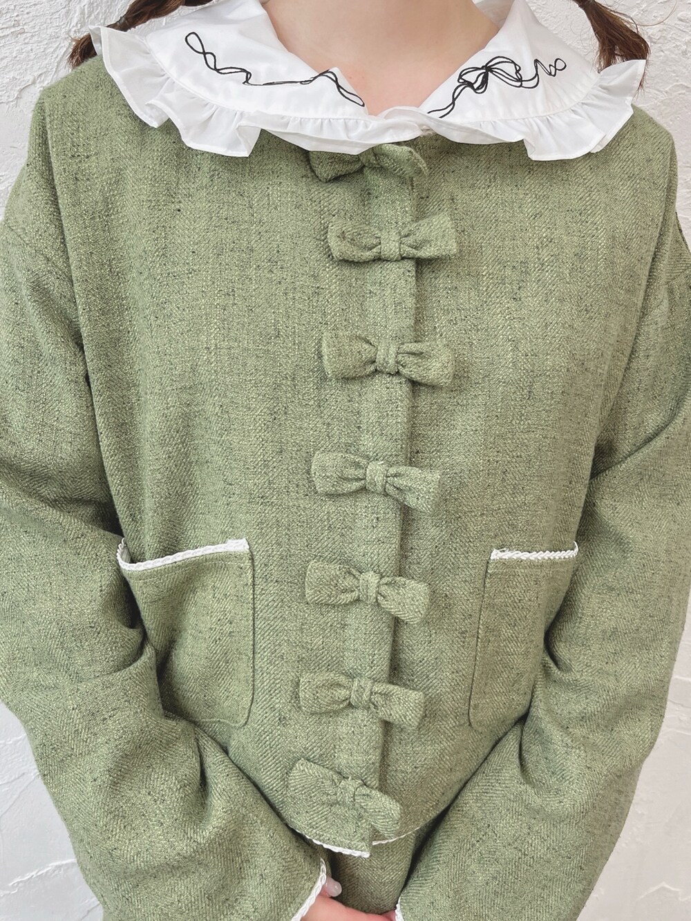 ホワイト系のシャツ/ブラウス、グリーン系のノーカラージャケット、グリーン系のスカートを着用したレディースの夏コーディネートの7枚目の写真