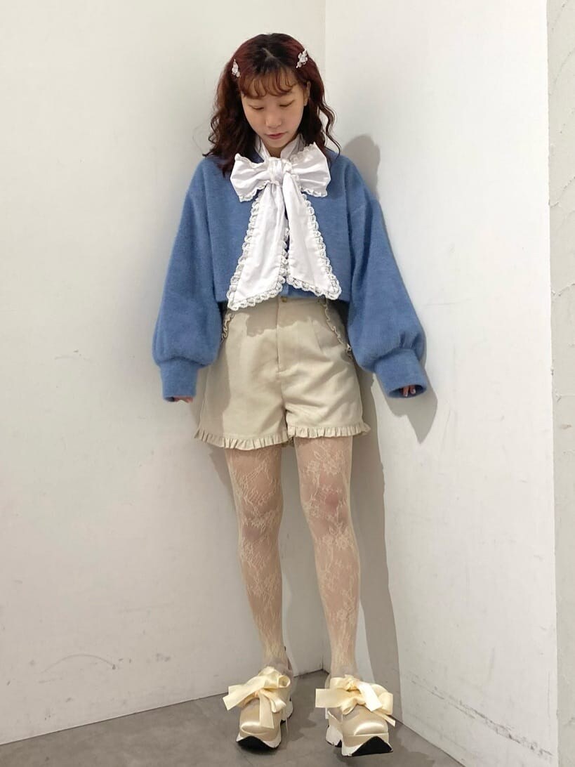 ホワイト系のスニーカー、ホワイト系のシャツ/ブラウス、ホワイト系のその他パンツを着用したレディースの秋コーディネートの2枚目の写真