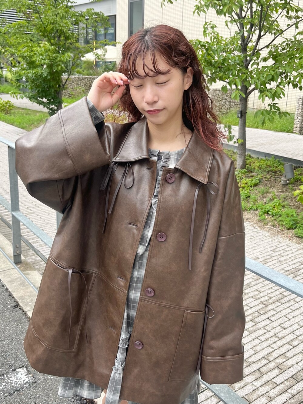 グレー系のワンピース、ホワイト系のブーツ、ブラウン系のブルゾンを着用したレディースの夏コーディネートの7枚目の写真