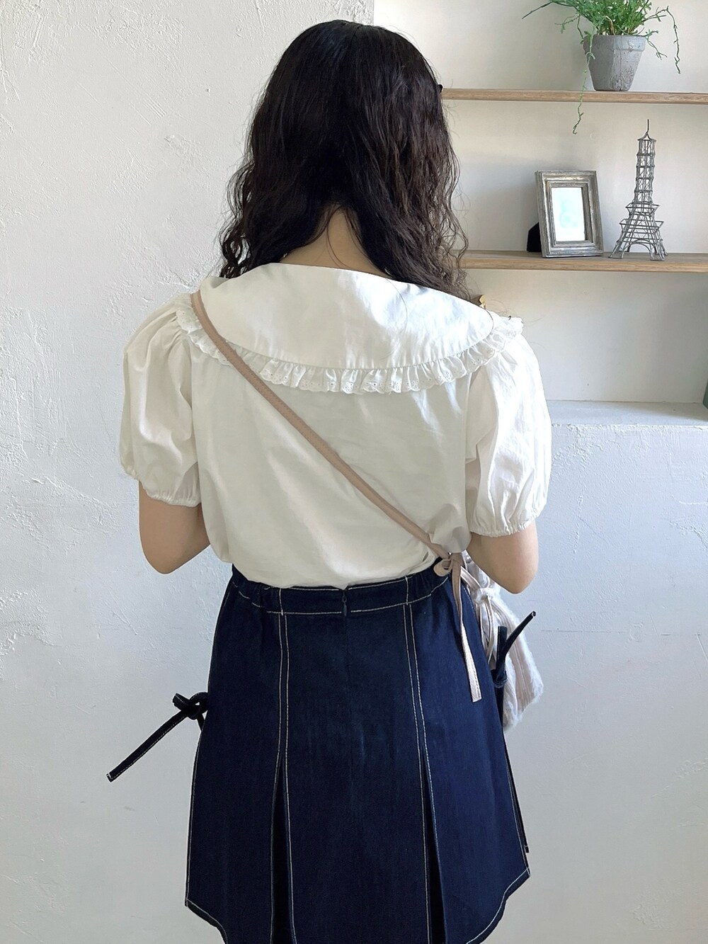 ブルー系のスカート、ホワイト系のシャツ/ブラウス、ピンク系のショルダーバッグを着用したレディースの春コーディネートの5枚目の写真