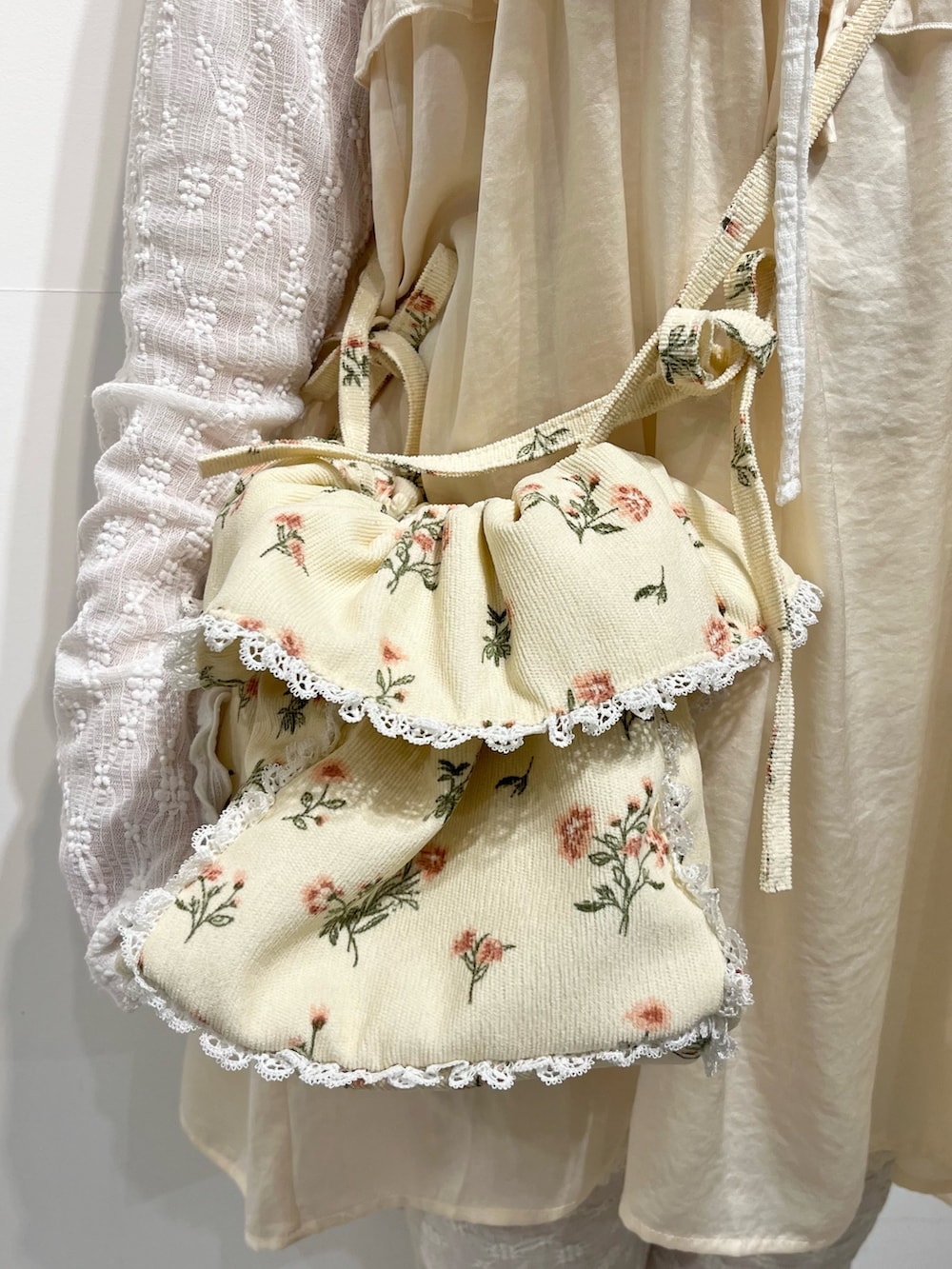 ホワイト系のその他トップス、ホワイト系のTシャツ/カットソー、ホワイト系のショルダーバッグを着用したレディースの秋コーディネートの9枚目の写真