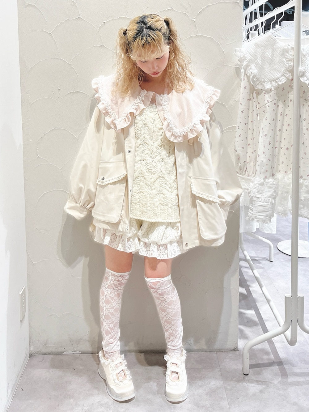 ピンク系のシャツ/ブラウス、ホワイト系のその他パンツ、ホワイト系のブルゾンを着用したレディースの冬コーディネートの2枚目の写真