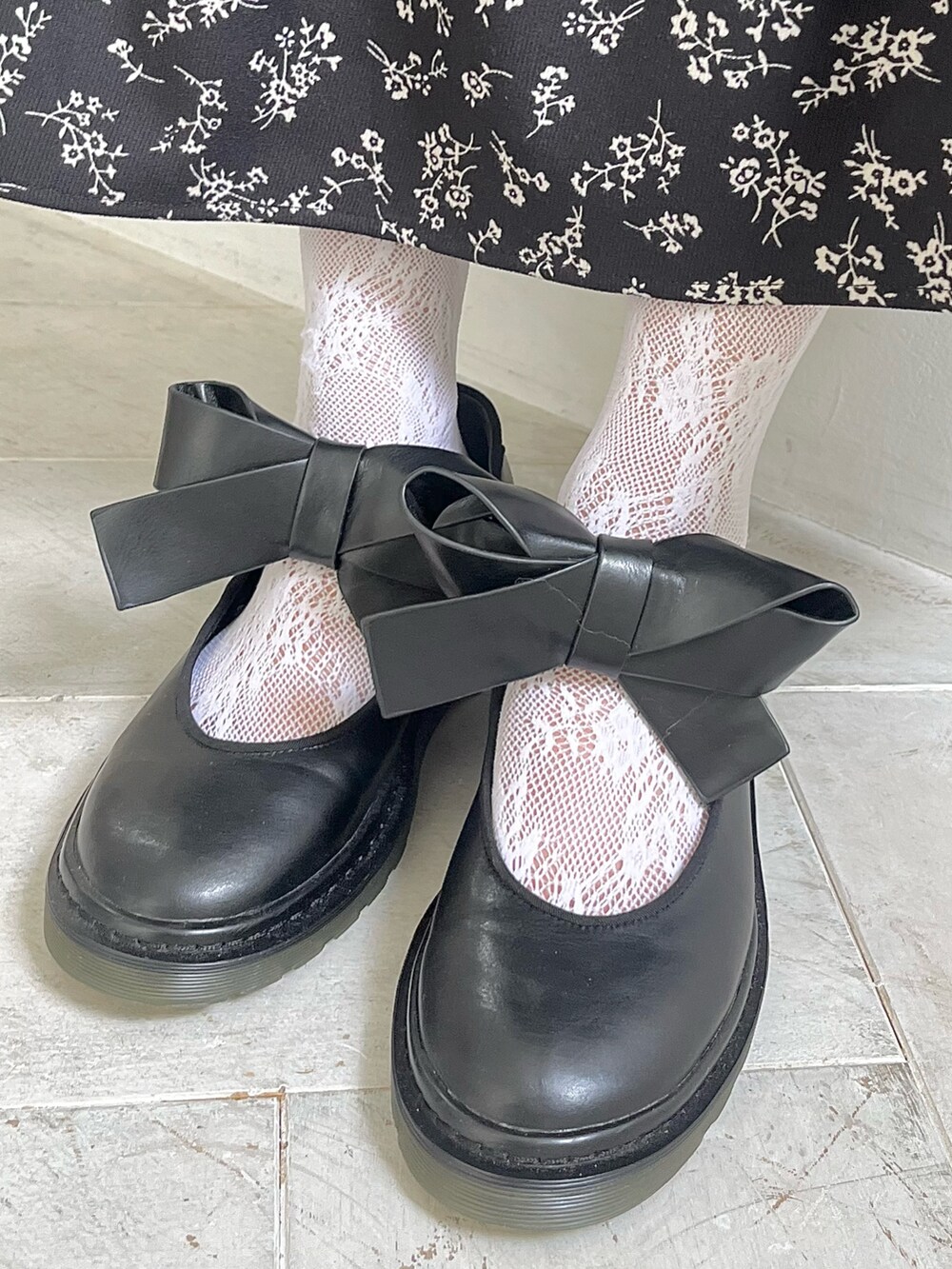 ブラック系のショルダーバッグ、ホワイト系のシャツ/ブラウス、ブラック系のワンピースを着用したレディースの秋コーディネートの10枚目の写真