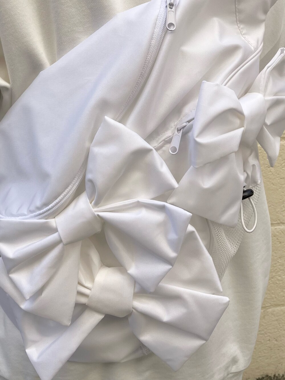 ホワイト系のシャツ/ブラウス、ホワイト系のスウェット、ホワイト系のショルダーバッグを着用したレディースの冬コーディネートの6枚目の写真