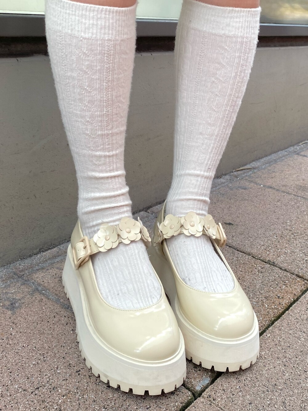 ホワイト系のその他アウター、ブラウン系のスカート、ホワイト系のローファーを着用したレディースの冬コーディネートの5枚目の写真