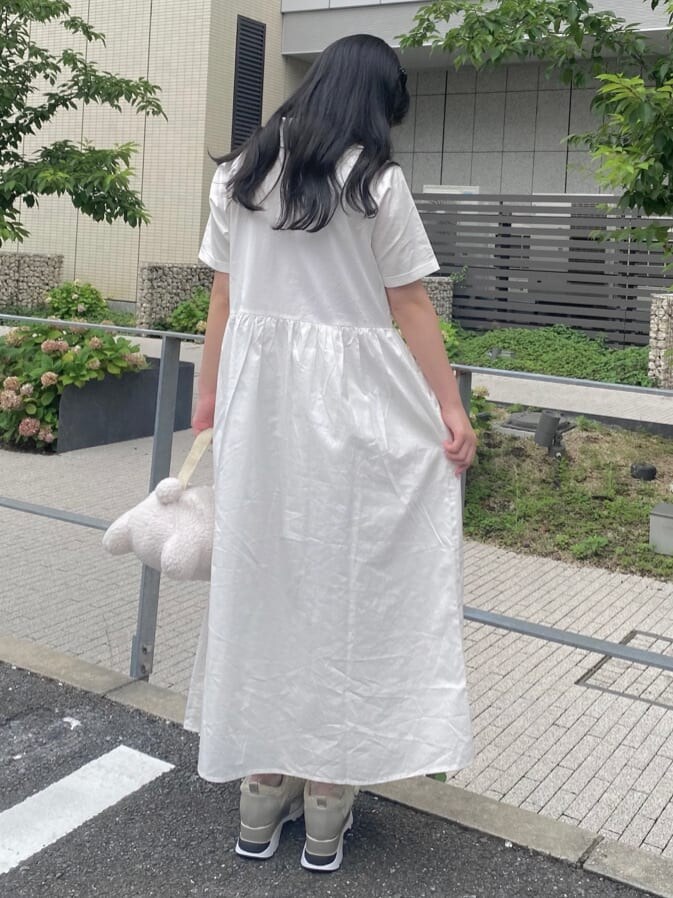 ホワイト系のハンドバッグ、ホワイト系のワンピースを着用したレディースの夏コーディネートの4枚目の写真