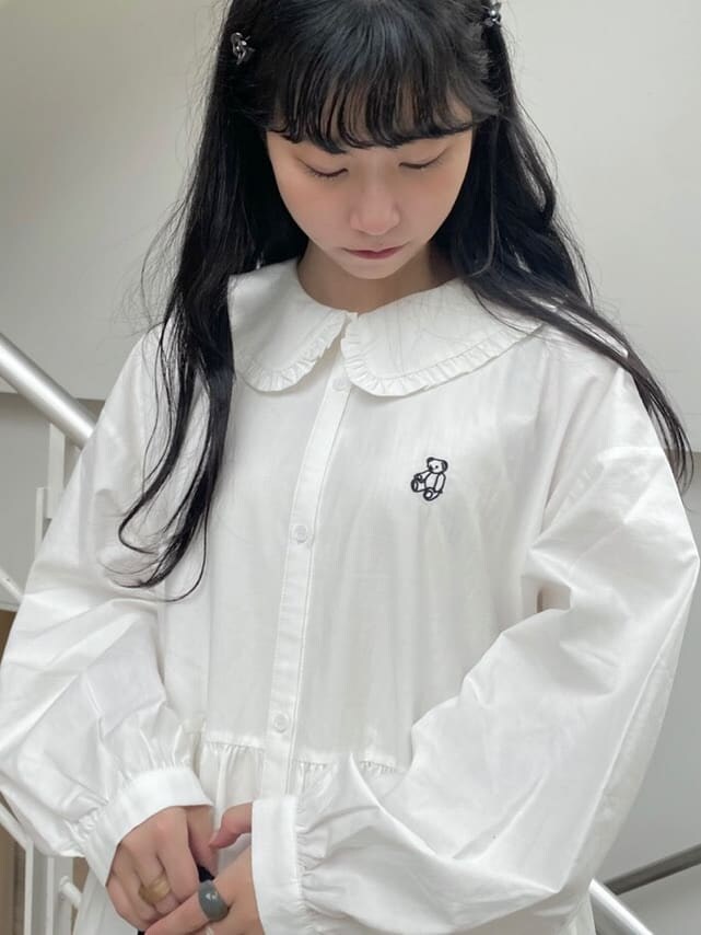 ホワイト系のワンピース、ピンク系のスニーカー、ベージュ系のハンドバッグを着用したレディースの秋コーディネートの6枚目の写真