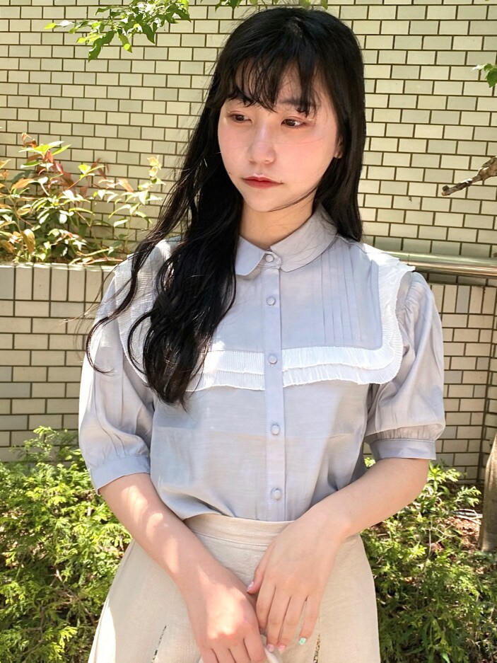 ブルー系のシャツ/ブラウス、ベージュ系のスカート、ホワイト系のサンダルを着用したレディースの春コーディネートの4枚目の写真