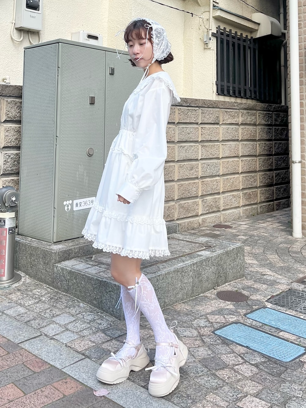 ホワイト系のワンピース、ピンク系のスニーカー、ホワイト系のカチューシャを着用したレディースの冬コーディネートの3枚目の写真