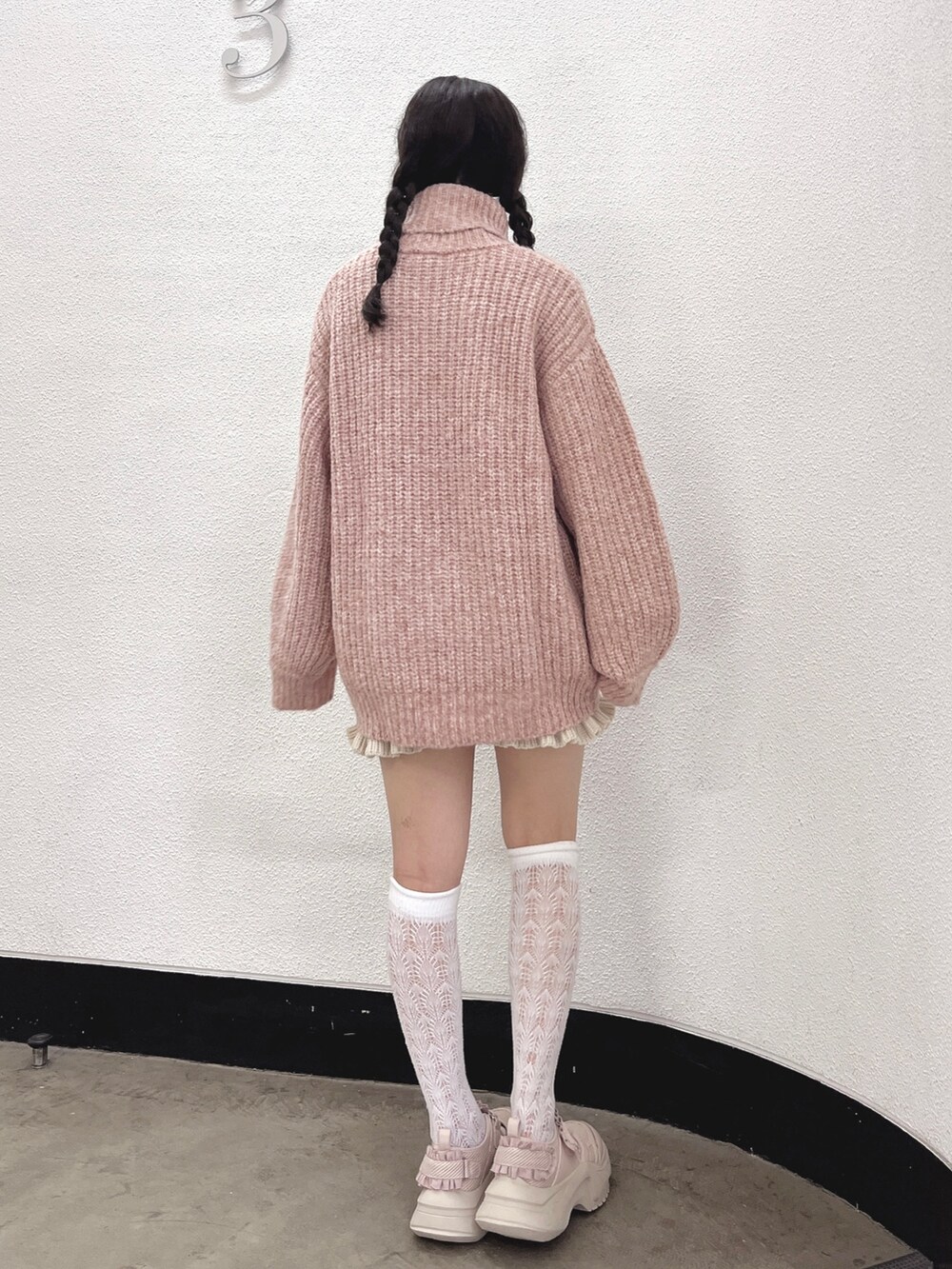 ピンク系のニット/セーター、ホワイト系のスウェットパンツ、ピンク系のスニーカーを着用したレディースの秋コーディネートの3枚目の写真