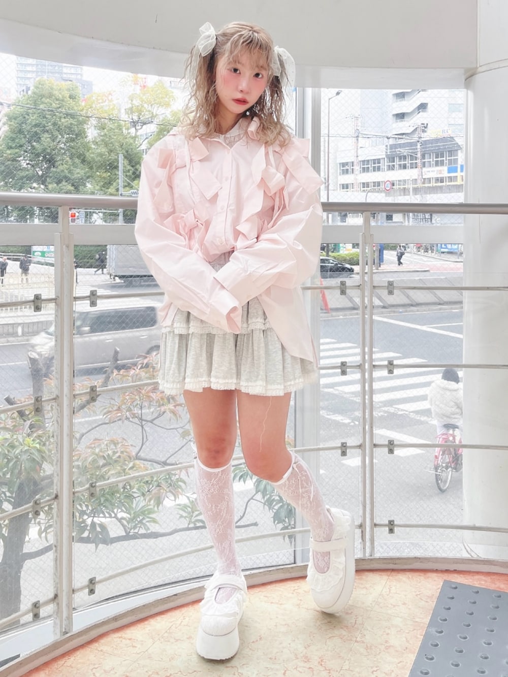 ホワイト系のTシャツ/カットソー、ピンク系のシャツ/ブラウス、グレー系のスカートを着用したレディースの冬コーディネートの2枚目の写真