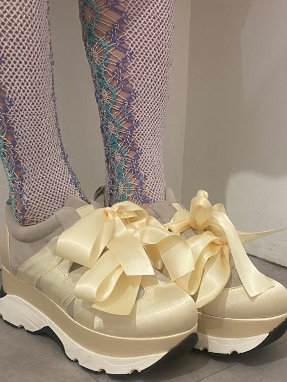 ホワイト系のスニーカー、ピンク系のショルダーバッグ、ホワイト系のワンピースを着用したレディースの春コーディネートの4枚目の写真