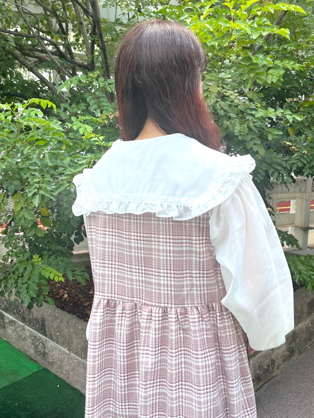 ピンク系のワンピース、ホワイト系のシャツ/ブラウス、ホワイト系のハンドバッグを着用したレディースの夏コーディネートの3枚目の写真