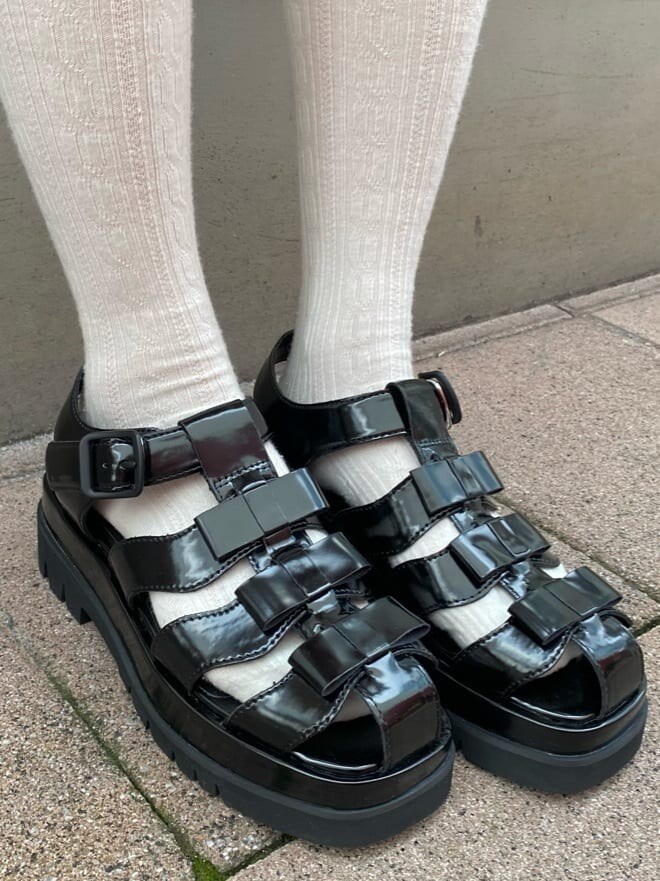 ホワイト系のその他パンツ、ブラック系のサンダル、ホワイト系のTシャツ/カットソーを着用したレディースの春コーディネートの7枚目の写真