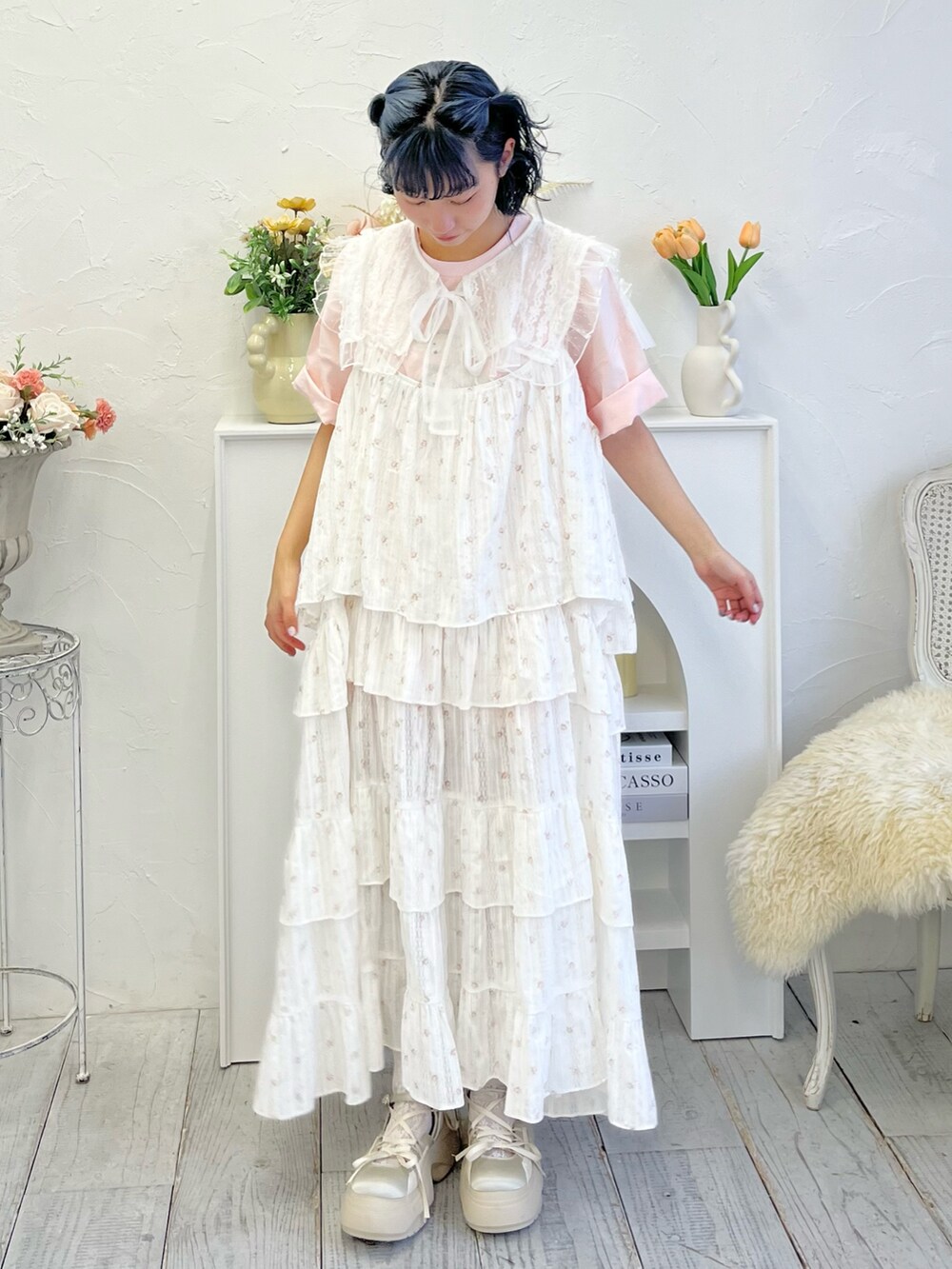 ピンク系のワンピース、ピンク系のTシャツ/カットソー、ベージュ系のスニーカーを着用したレディースの冬コーディネートの2枚目の写真