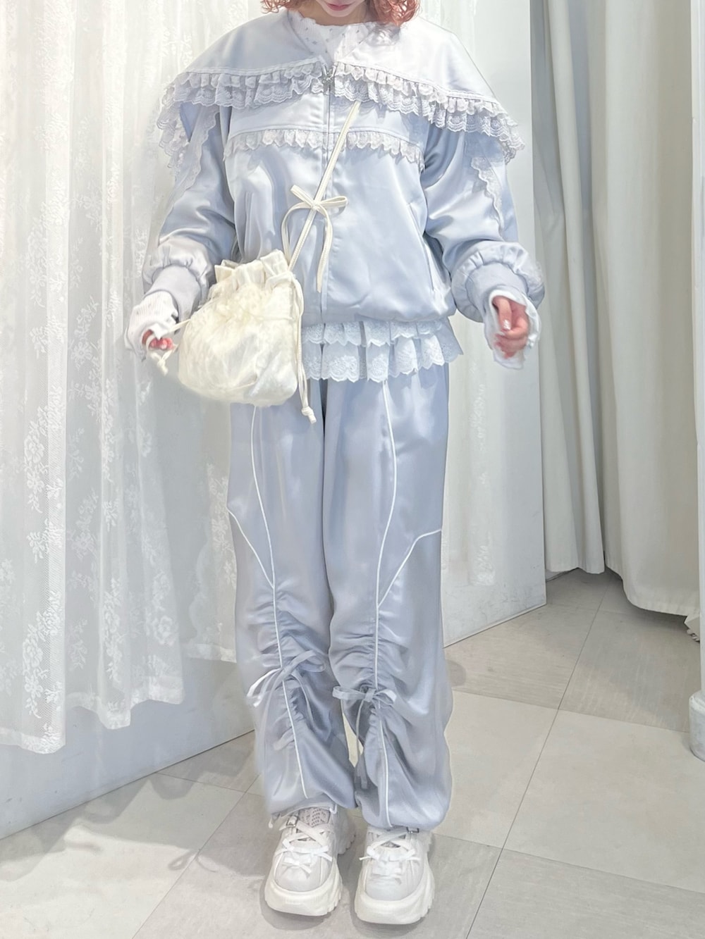 ブルー系のその他パンツ、グレー系のブルゾン、ホワイト系のショルダーバッグを着用したレディースの春コーディネートの5枚目の写真