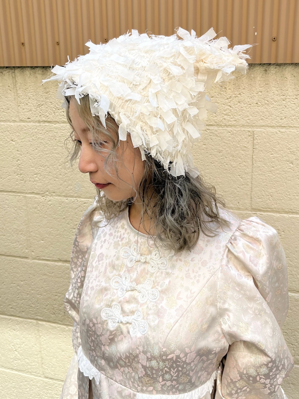 ピンク系のワンピース、ホワイト系のショルダーバッグ、ホワイト系のスニーカーを着用したレディースの秋コーディネートの7枚目の写真