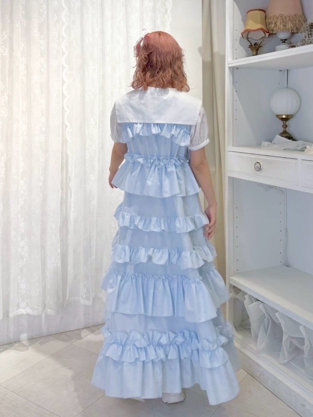 ホワイト系のシャツ/ブラウス、ブルー系のワンピース、ホワイト系のスニーカーを着用したレディースの夏コーディネートの3枚目の写真