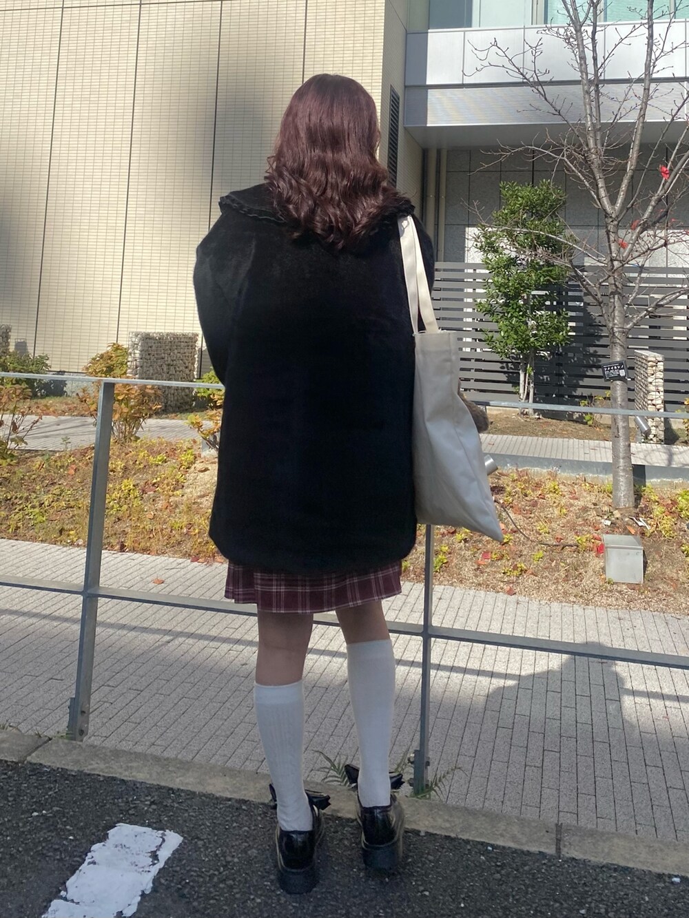 ブラック系のその他アウター、ホワイト系のシャツ/ブラウス、レッド系のスカートを着用したレディースの秋コーディネートの2枚目の写真