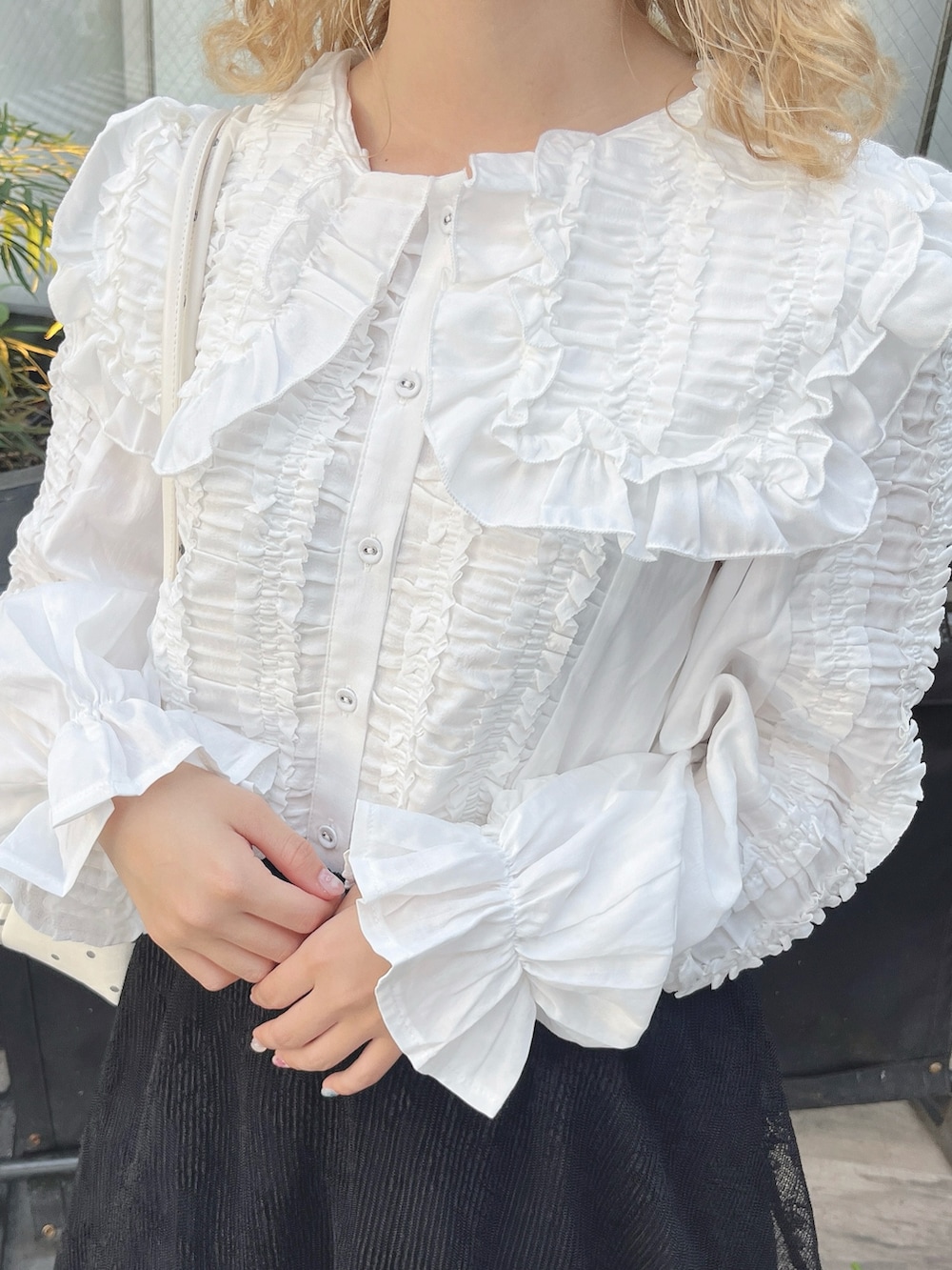 ホワイト系のシャツ/ブラウス、ブラック系のスカート、その他のハンドバッグを着用したレディースの秋コーディネートの3枚目の写真