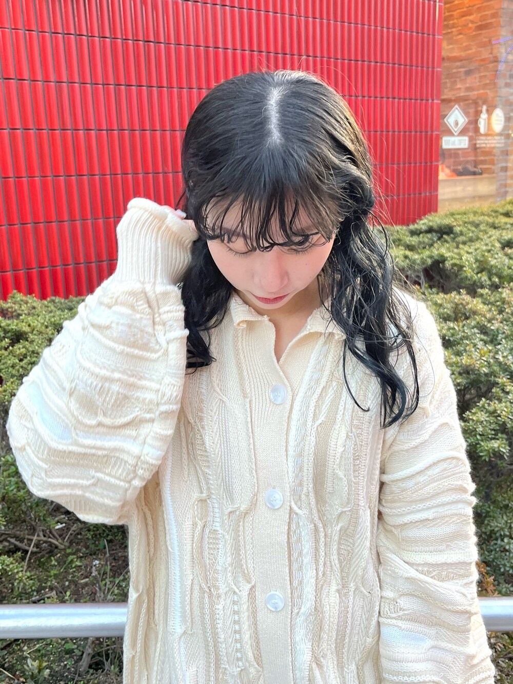 ホワイト系のパンプス、ホワイト系のカーディガン/ボレロ、ホワイト系のその他パンツを着用したレディースの冬コーディネートの5枚目の写真