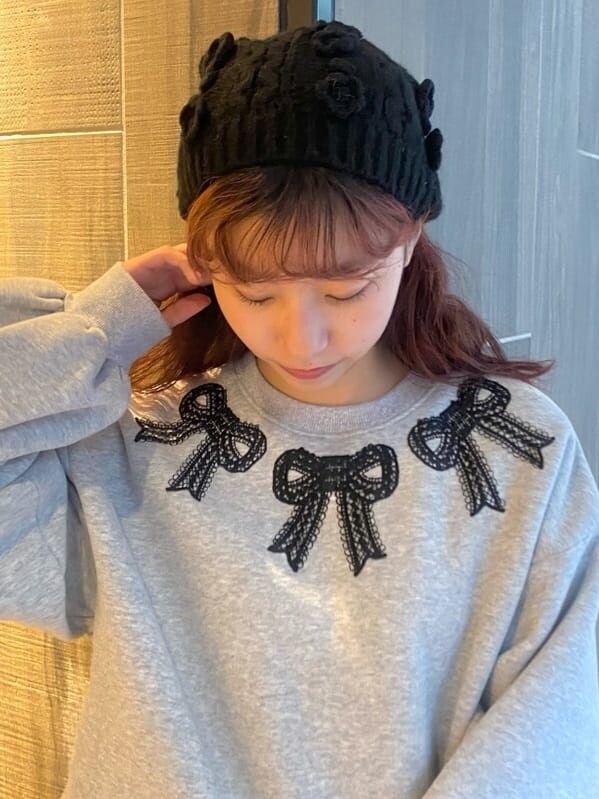 ブラック系のローファー、ブラック系のその他パンツ、グレー系のTシャツ/カットソーを着用したレディースの秋コーディネートの4枚目の写真