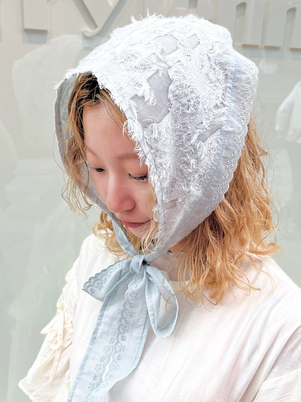 ピンク系のTシャツ/カットソー、ホワイト系のワンピース、ブラウン系のブーツを着用したレディースの夏コーディネートの6枚目の写真