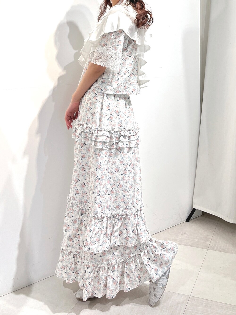 ピンク系のシャツ/ブラウス、ピンク系のスカート、シルバー系のバレエシューズを着用したレディースの冬コーディネートの3枚目の写真