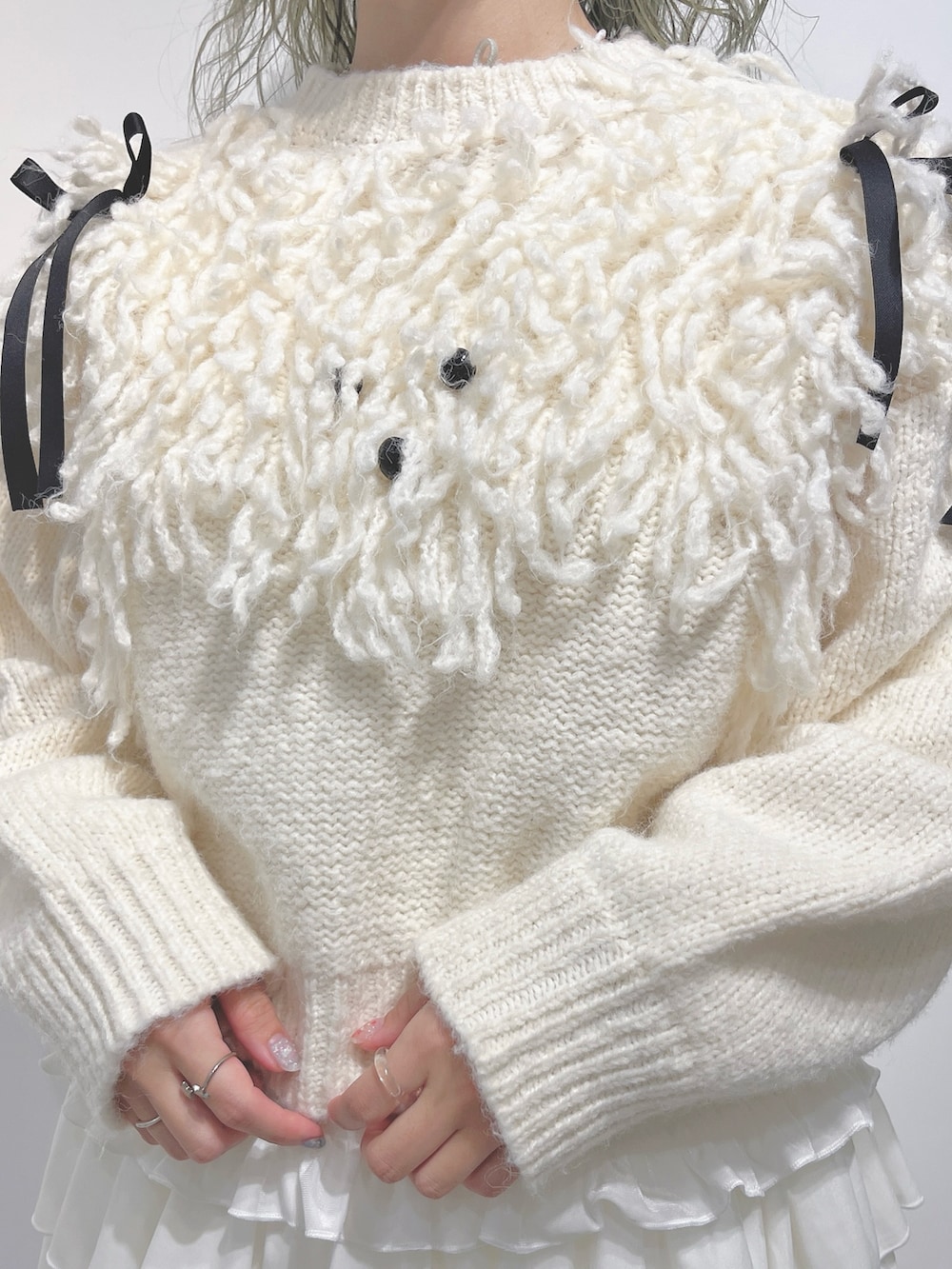 ホワイト系のその他パンツ、ホワイト系のニット/セーター、ホワイト系のTシャツ/カットソーを着用したレディースの夏コーディネートの7枚目の写真