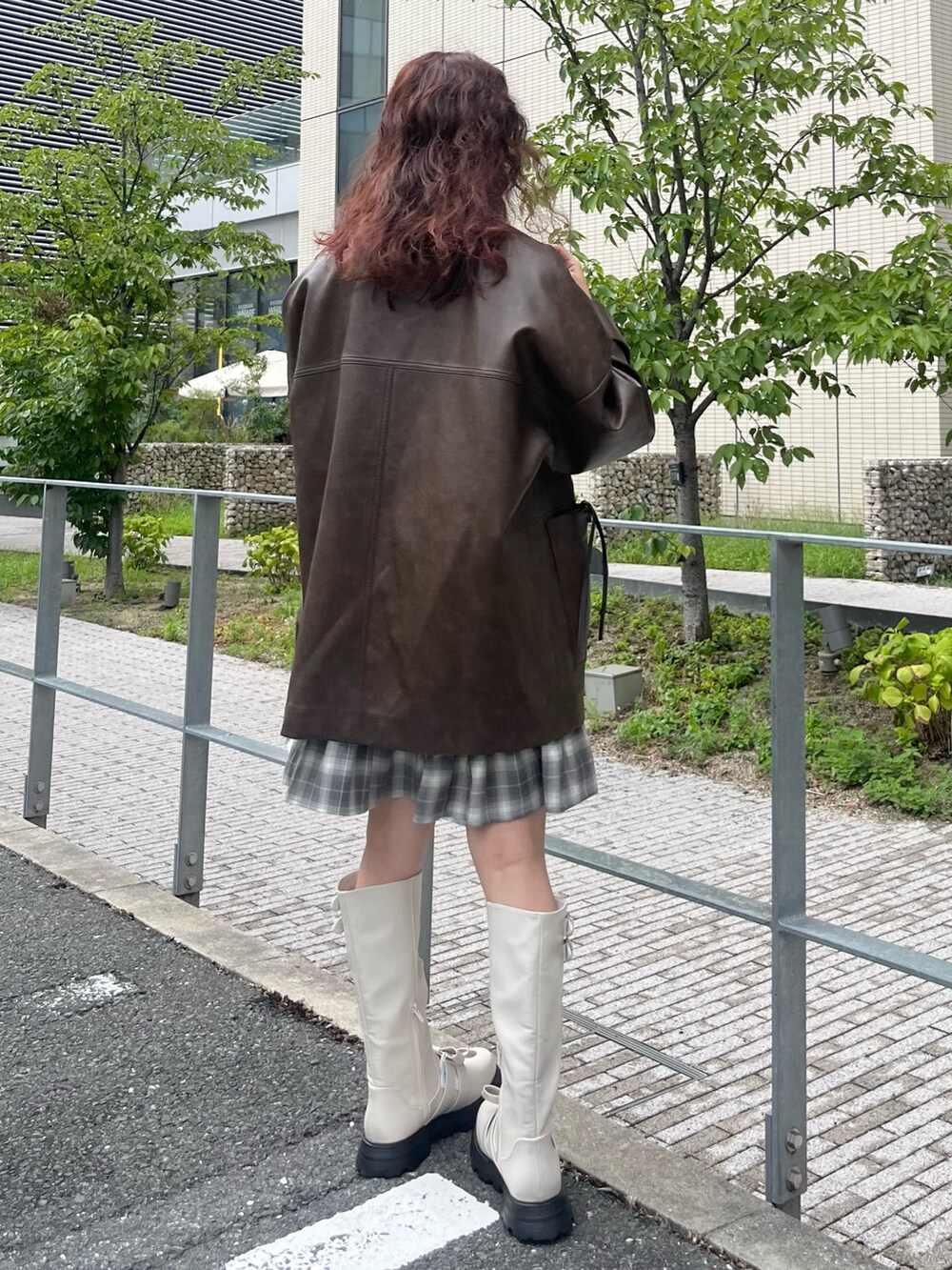 グレー系のワンピース、ホワイト系のブーツ、ブラウン系のブルゾンを着用したレディースの夏コーディネートの6枚目の写真