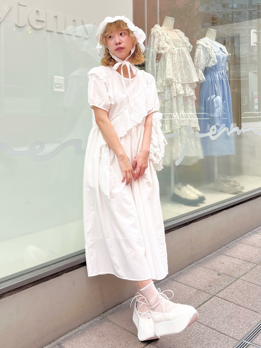 ホワイト系のワンピース、ブルー系のバックパック/リュック、ホワイト系のバレエシューズを着用したレディースの春コーディネートの2枚目の写真