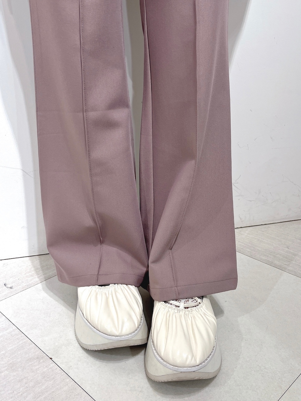 パープル系のシャツ/ブラウス、ホワイト系のキャミソール、ピンク系のスラックスを着用したレディースの冬コーディネートの9枚目の写真