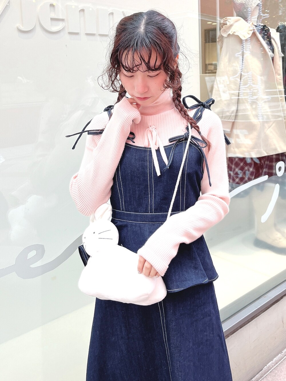 ピンク系のニット/セーター、ブルー系のワンピース、ホワイト系のショルダーバッグを着用したレディースの冬コーディネートの5枚目の写真