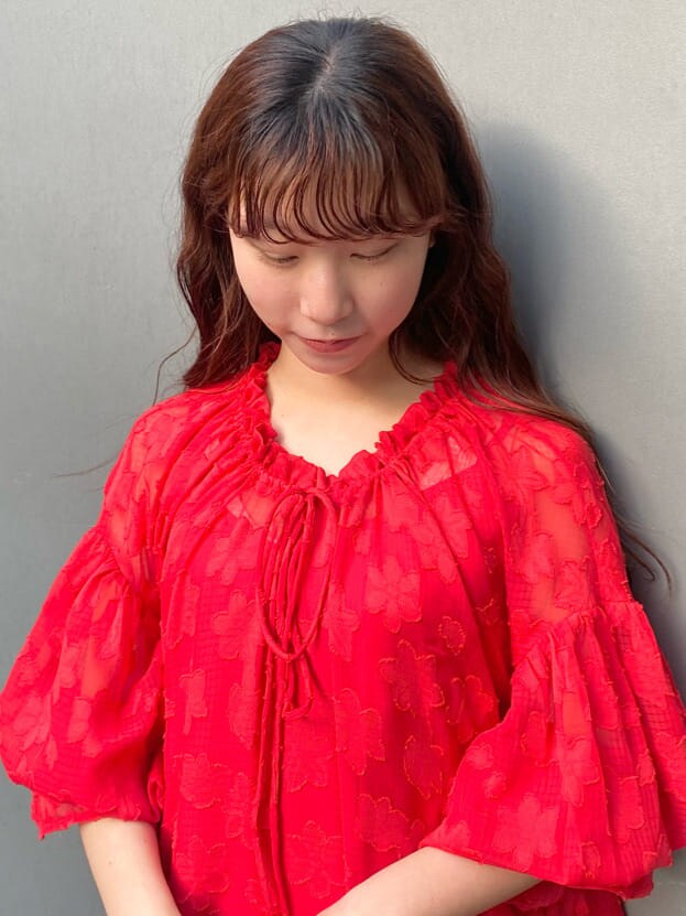 ブラック系のハンドバッグ、レッド系のワンピース、ブラック系のパンプスを着用したレディースの春コーディネートの5枚目の写真