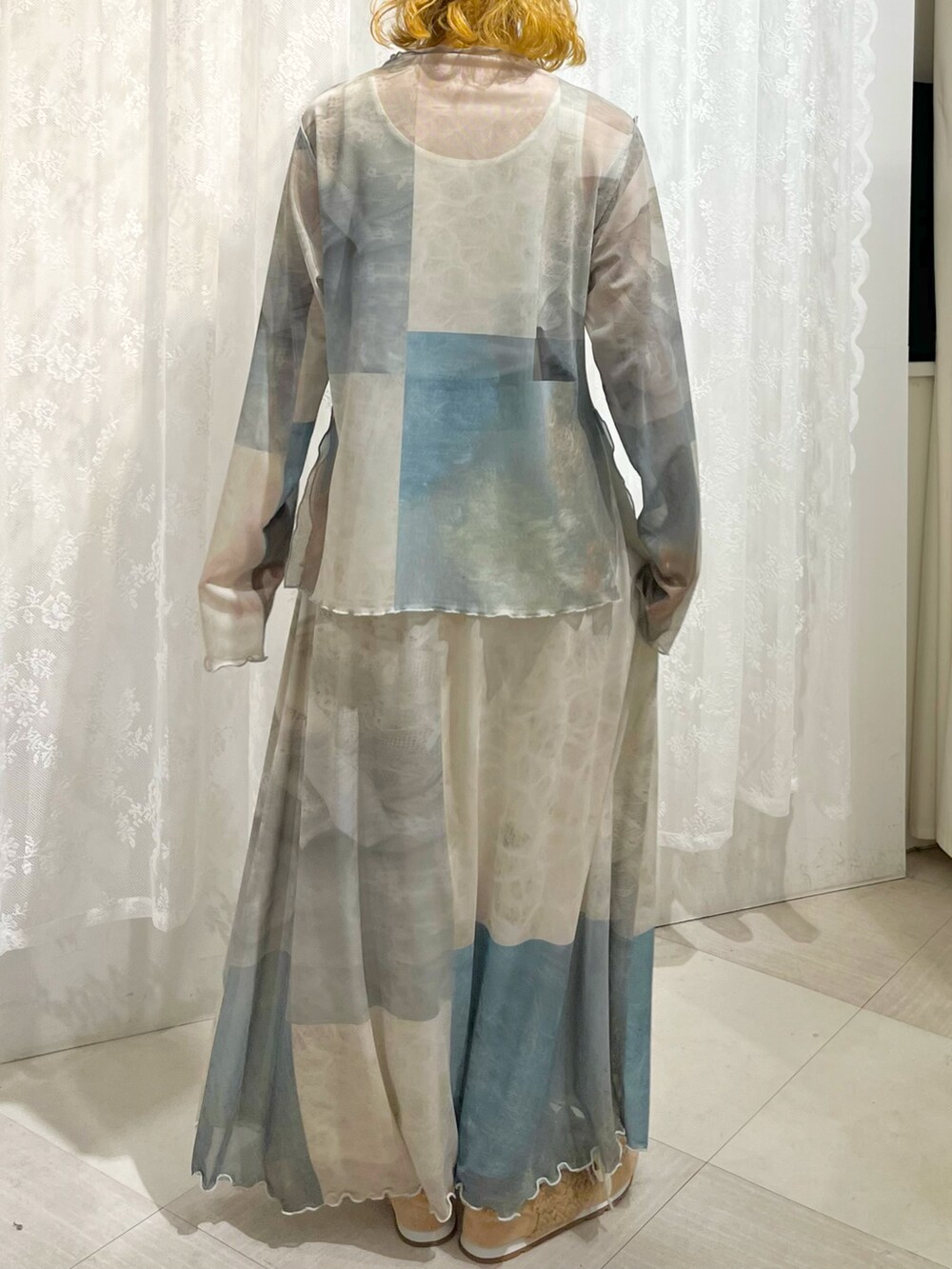 グリーン系のTシャツ/カットソー、グリーン系のスカート、ピンク系のスニーカーを着用したレディースの夏コーディネートの6枚目の写真