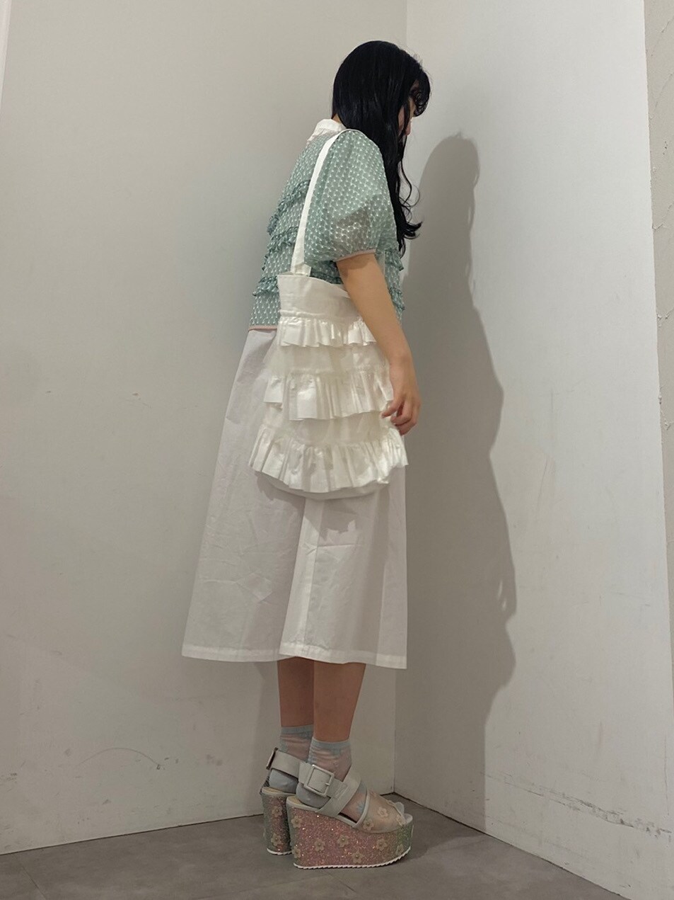 ホワイト系のトートバッグ、ホワイト系のワンピースを着用したレディースの春コーディネートの2枚目の写真