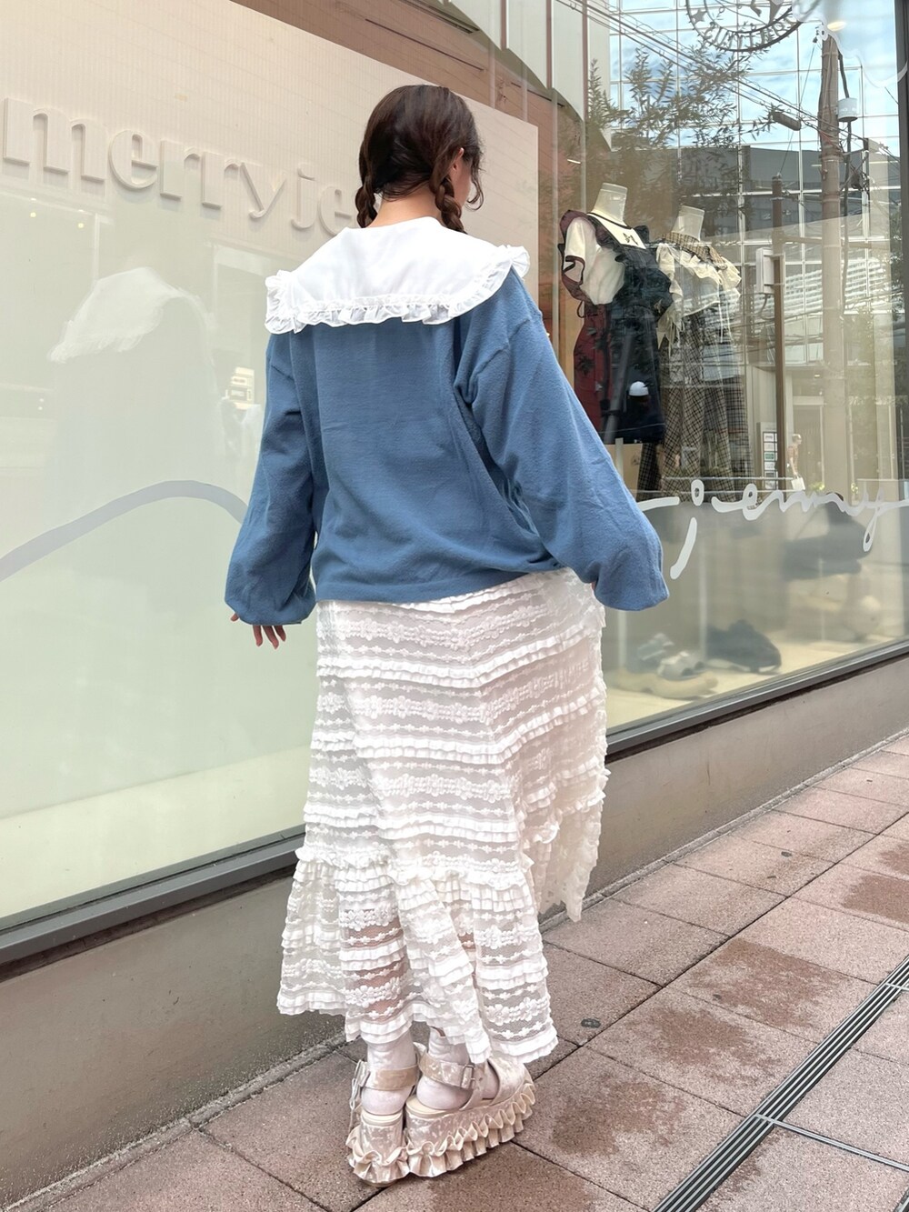 ブルー系のカーディガン/ボレロ、ホワイト系のシャツ/ブラウス、ホワイト系のスカートを着用したレディースの夏コーディネートの3枚目の写真