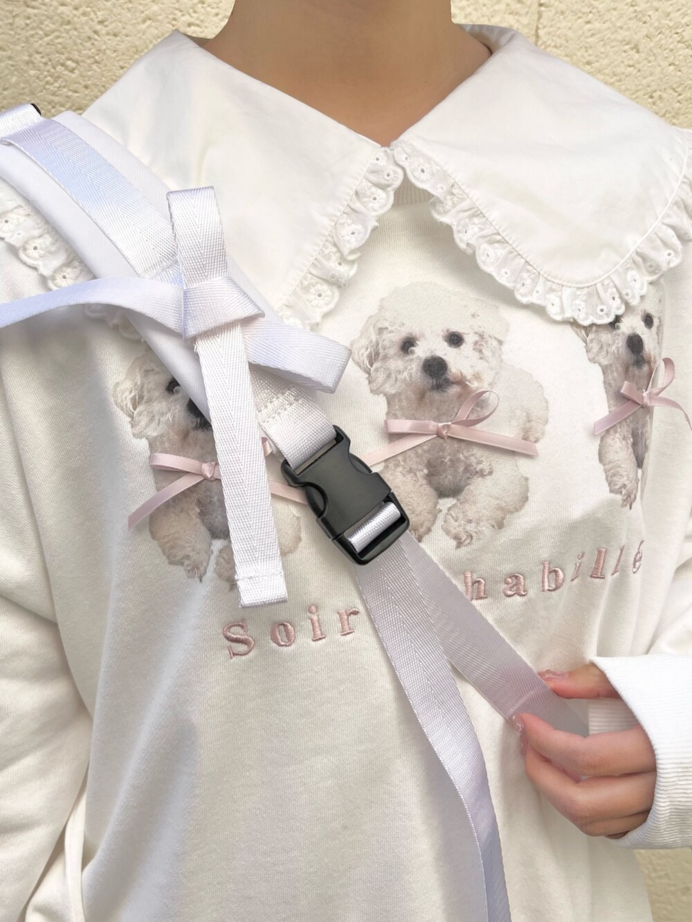 ホワイト系のシャツ/ブラウス、ホワイト系のスウェット、ホワイト系のショルダーバッグを着用したレディースの冬コーディネートの4枚目の写真