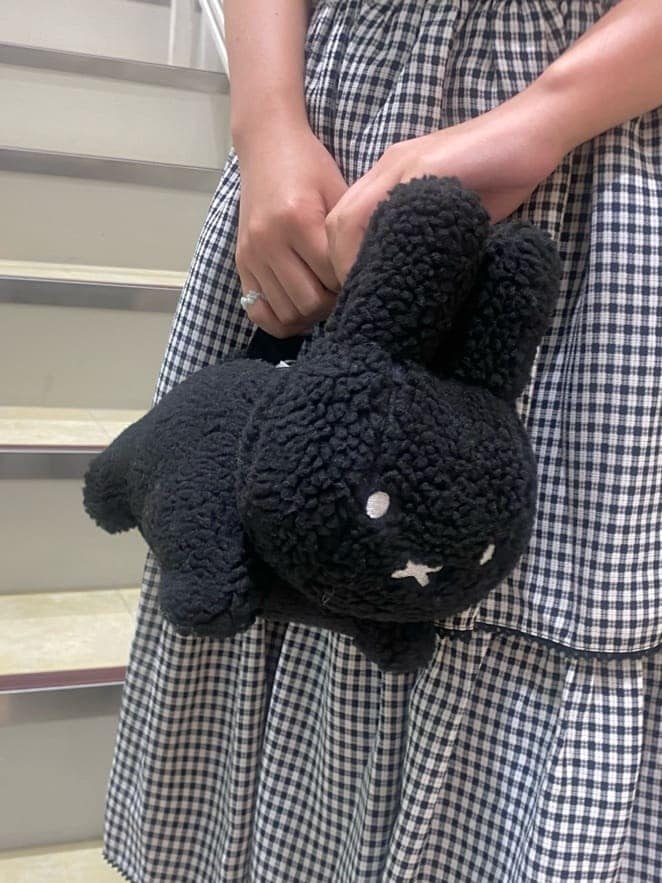 ブラック系のスニーカー、ホワイト系のシャツ/ブラウス、ブラック系のスカートを着用したレディースの夏コーディネートの6枚目の写真