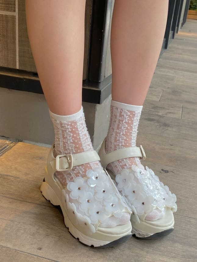 ホワイト系のサンダル、ブルー系のスカート、ホワイト系のシャツ/ブラウスを着用したレディースの夏コーディネートの5枚目の写真